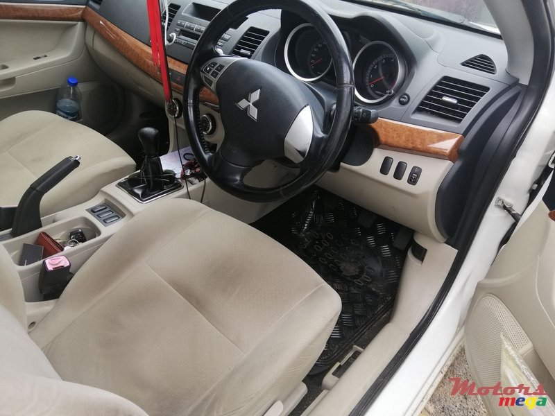 2010' Mitsubishi Lancer Evolution photo #1