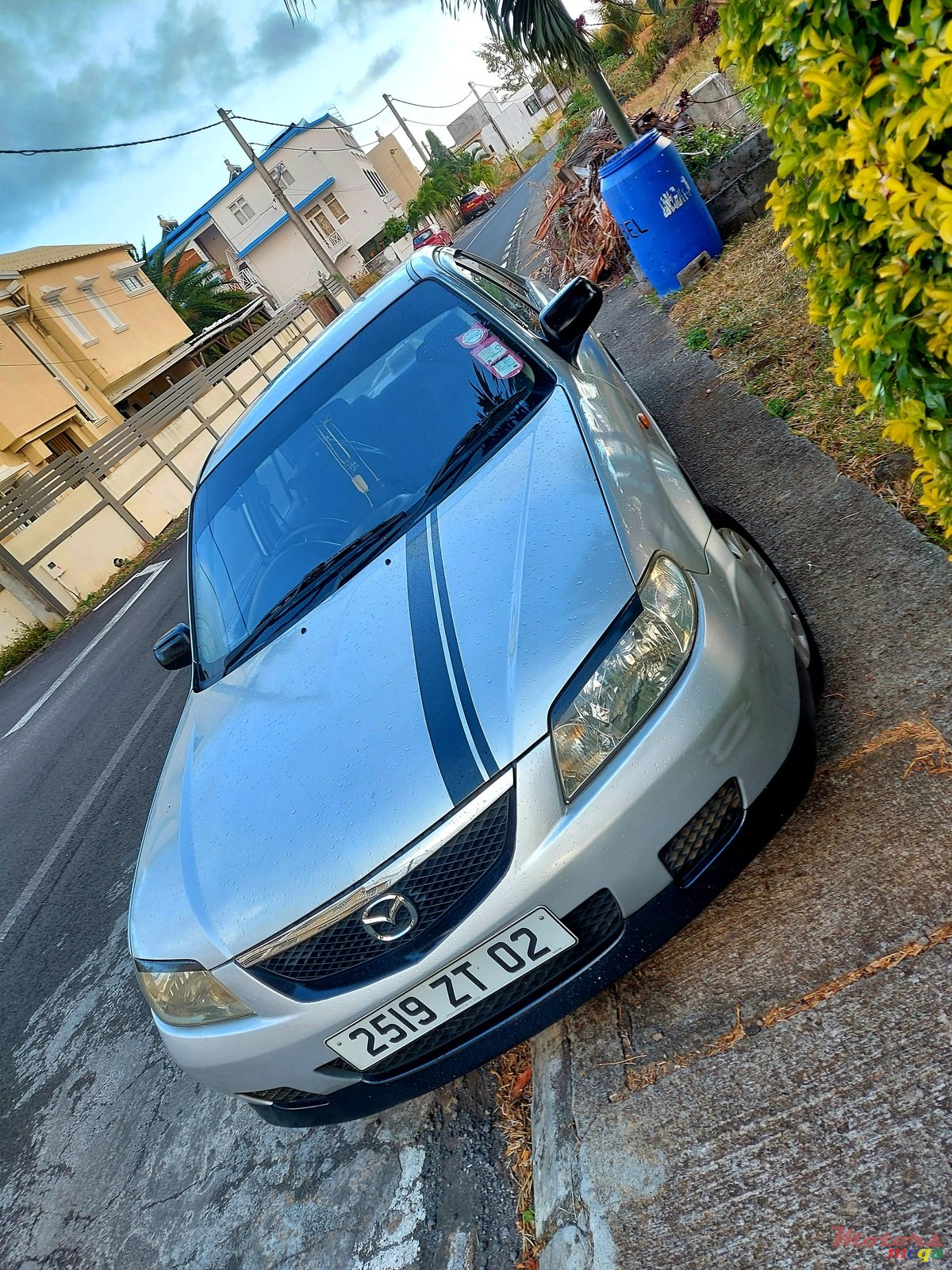 2002' Mazda 323 Dorigin photo #1