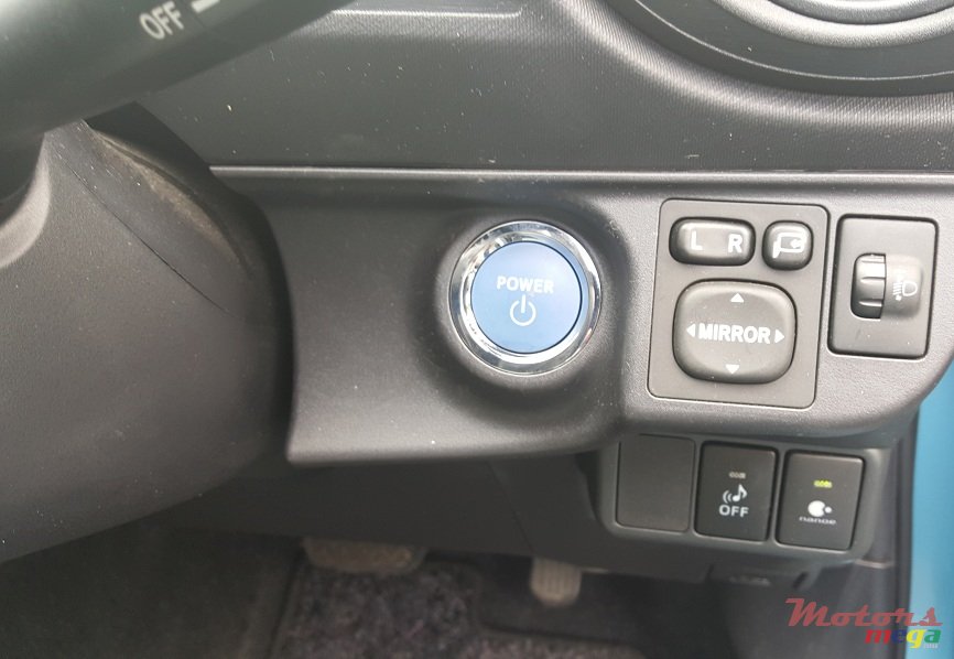 2013' Toyota Prius c photo #6