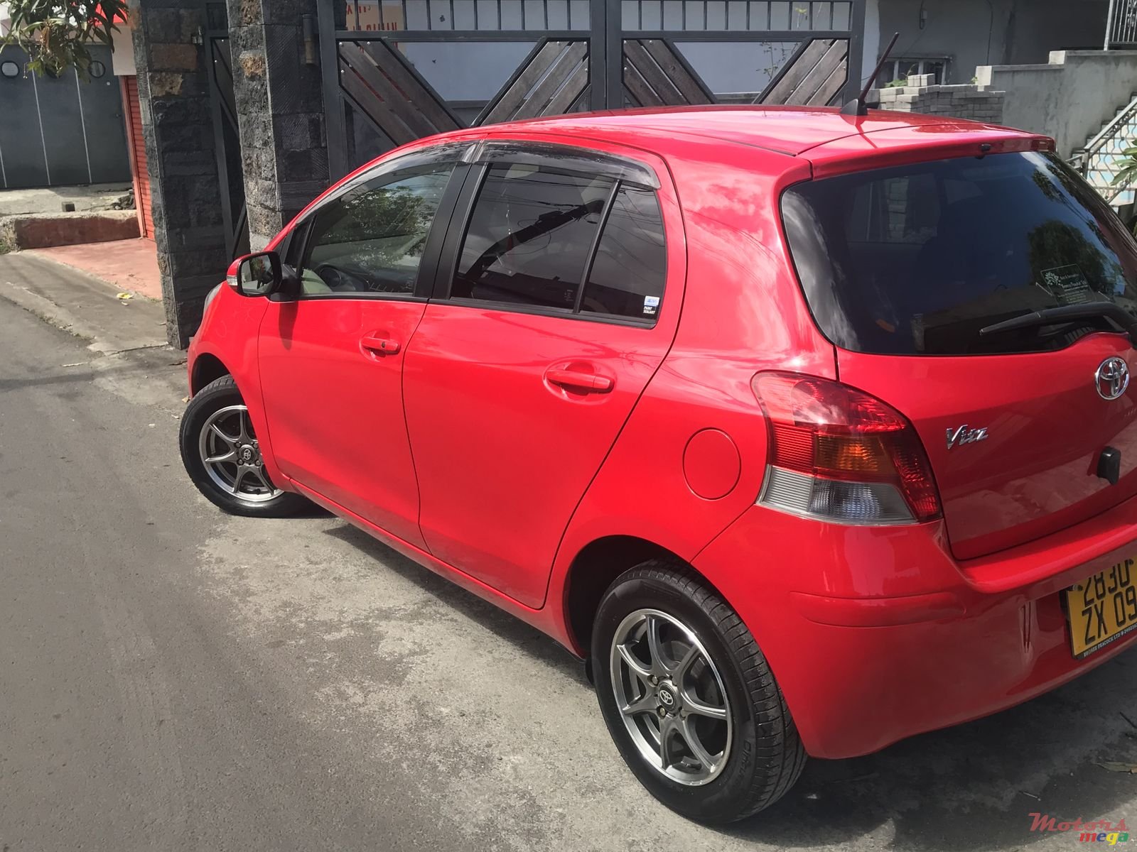 2009' Toyota Vitz photo #7