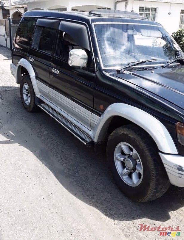 1994' Mitsubishi Pajero photo #1