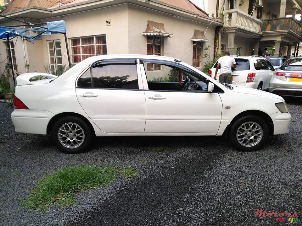 2002' Mitsubishi Lancer photo #2
