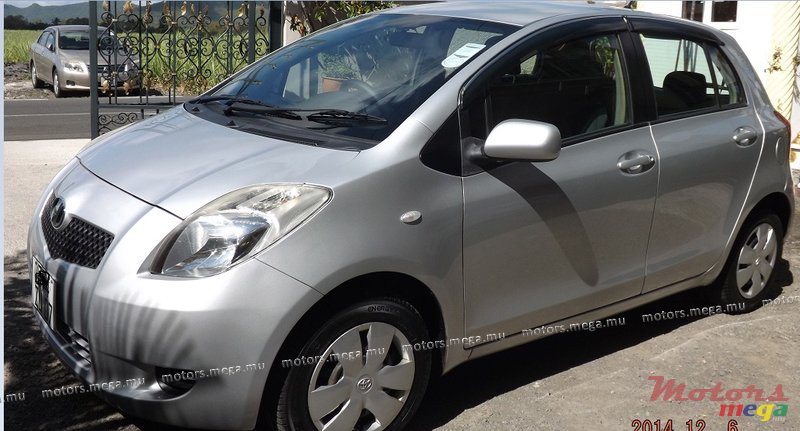 2007' Toyota Yaris Vitz photo #1