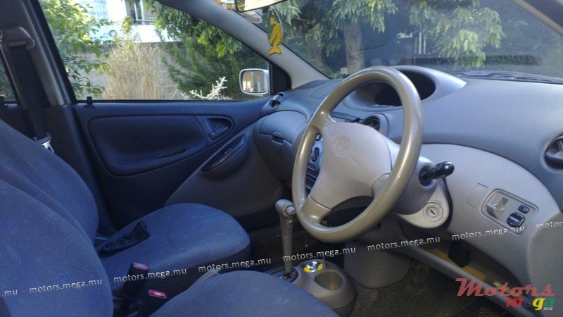 2001' Toyota Vitz photo #2