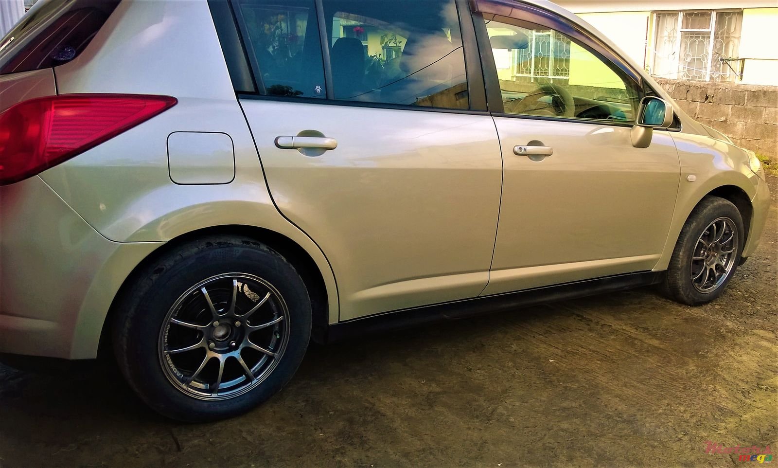 2005' Nissan Tiida photo #2