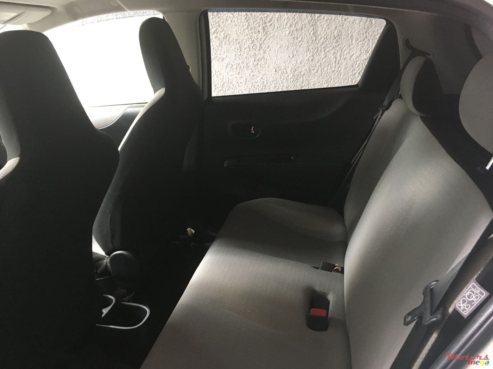 2011' Toyota Vitz photo #2