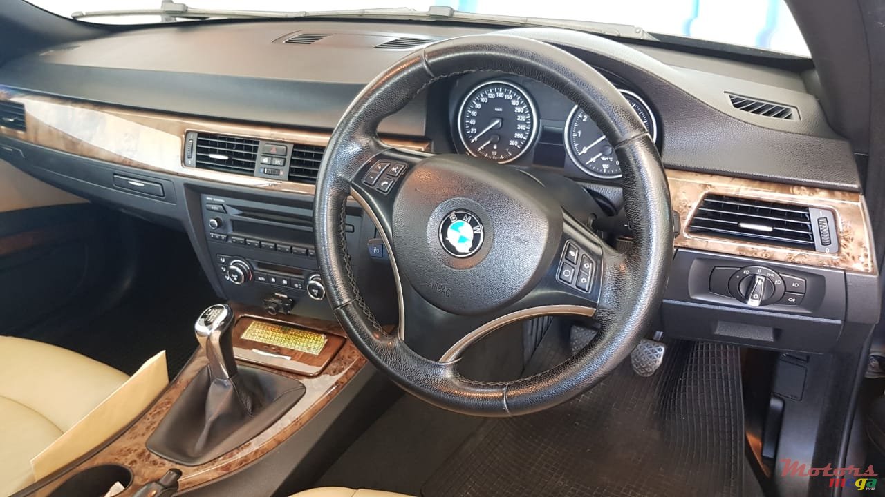 2010' BMW 325 325i photo #1