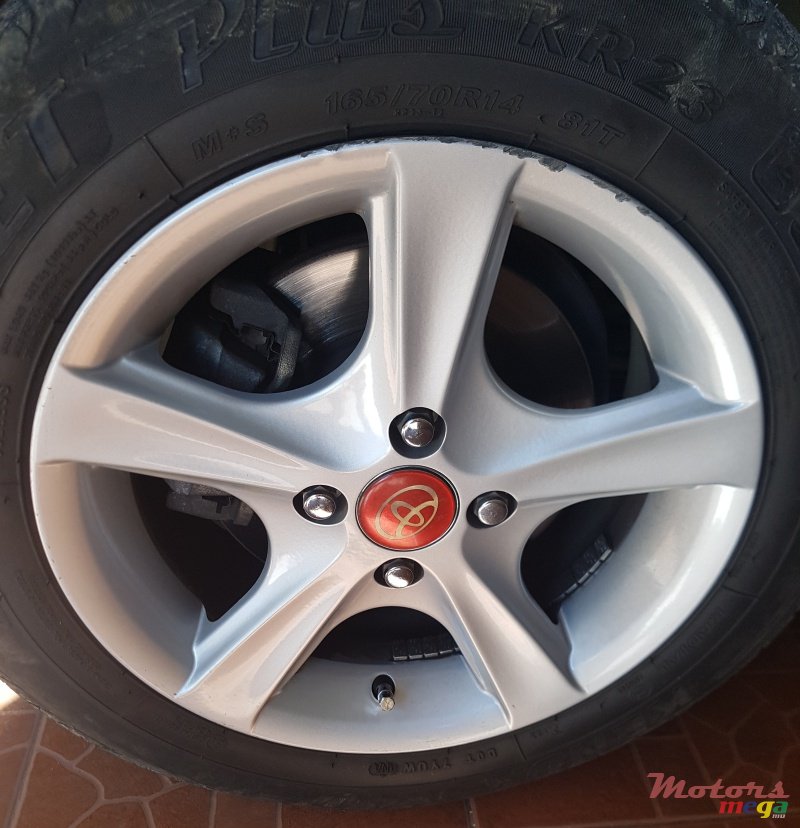 2011' Toyota Vitz photo #5