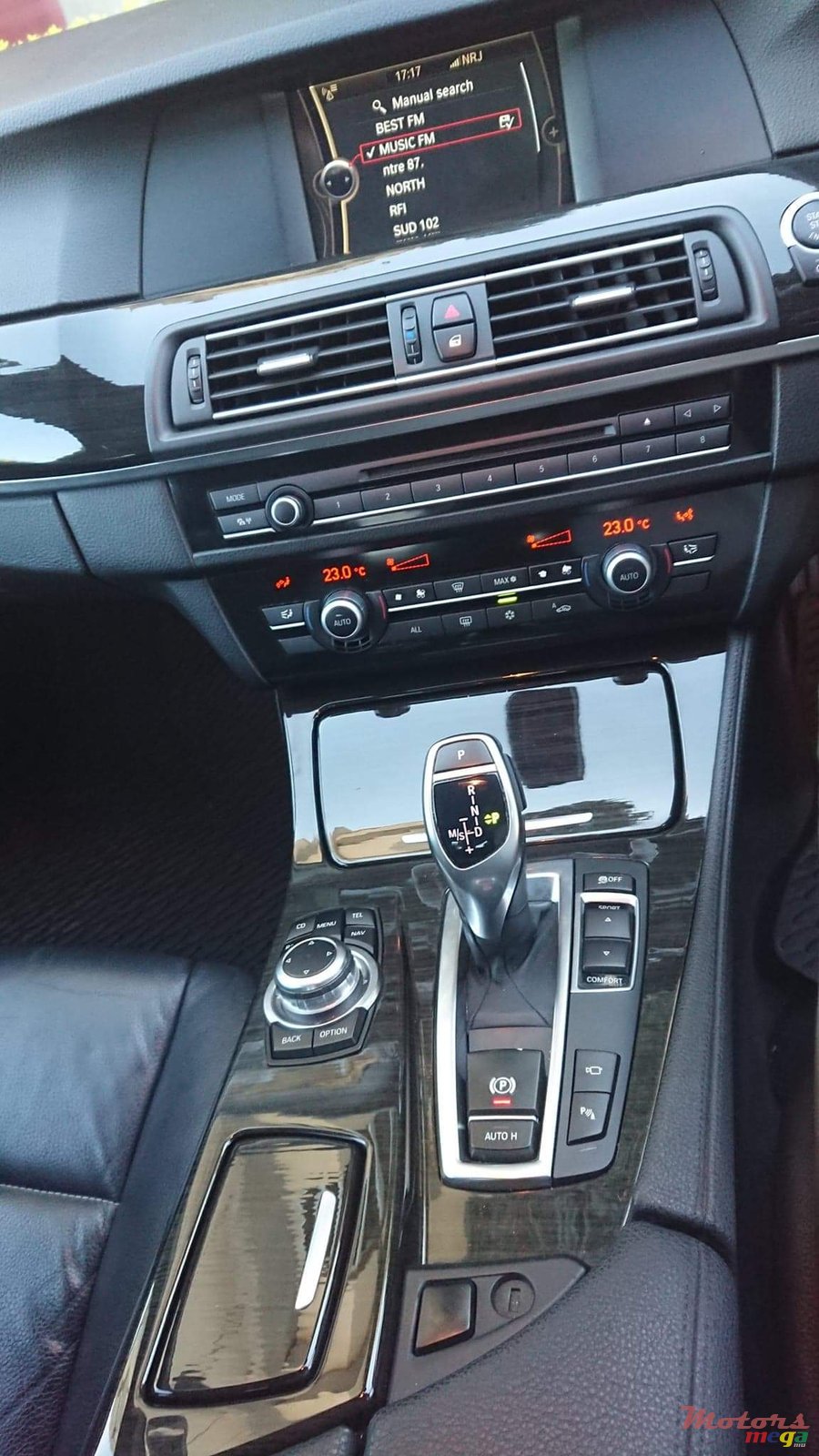 2012' BMW 5 Series 528i photo #3