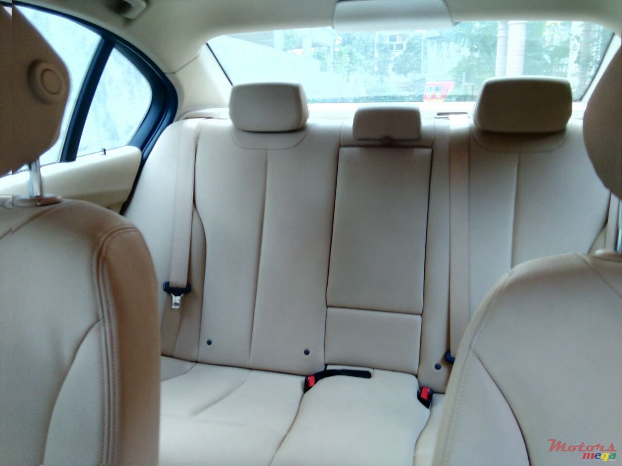 2013' BMW 3 Series Sedan photo #2