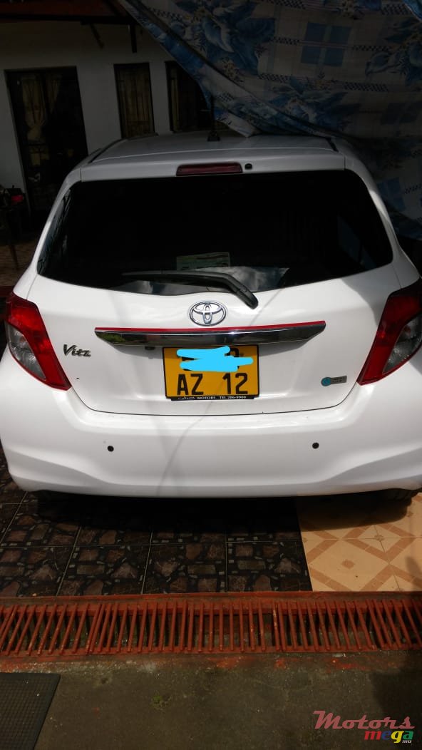 2012' Toyota Vitz photo #2