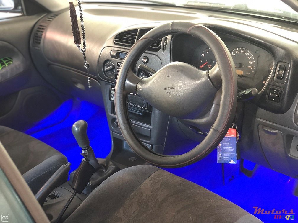 2000' Mitsubishi Lancer photo #3