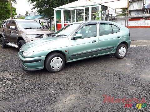 1999' Renault Megane Hatchback photo #1