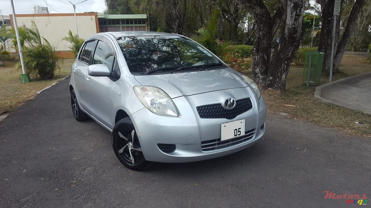 2005' Toyota Vitz photo #2