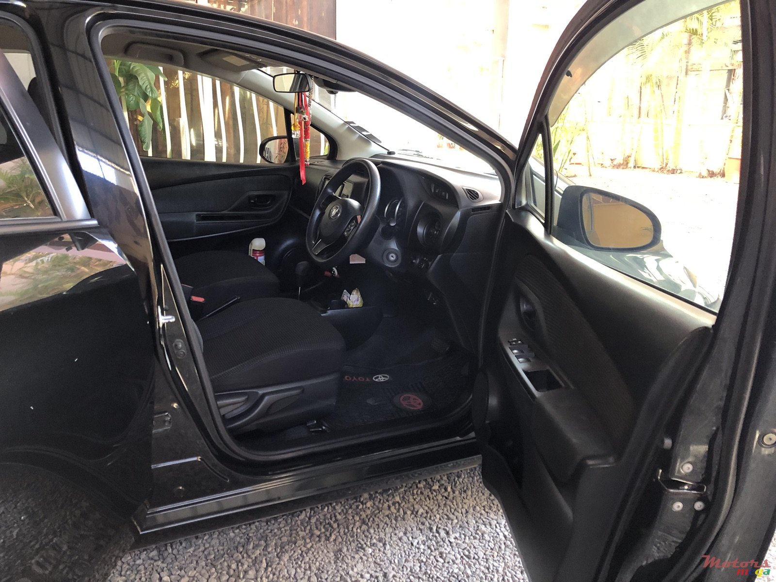 2017' Toyota Vitz photo #7