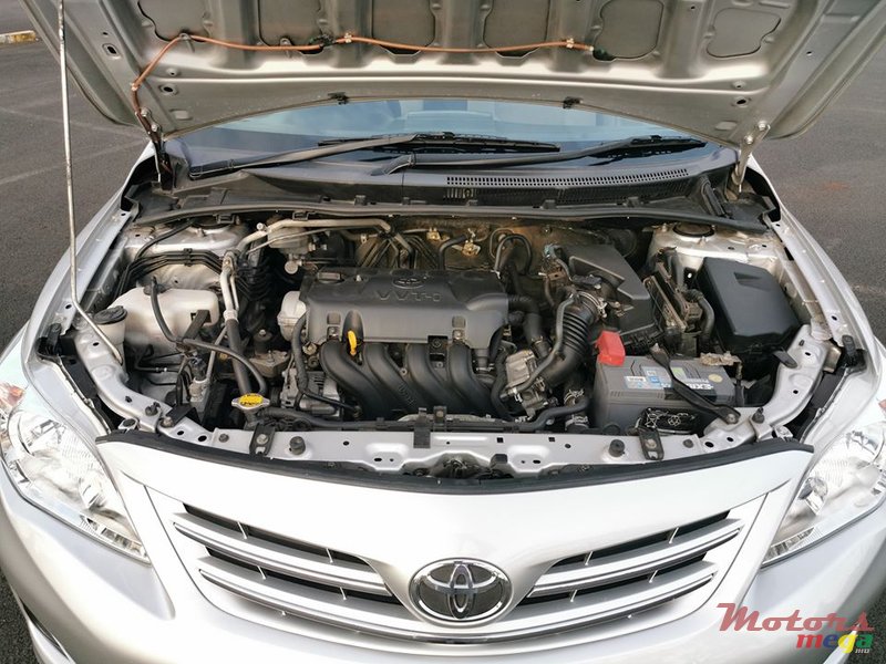 2013' Toyota Corolla GLi photo #6