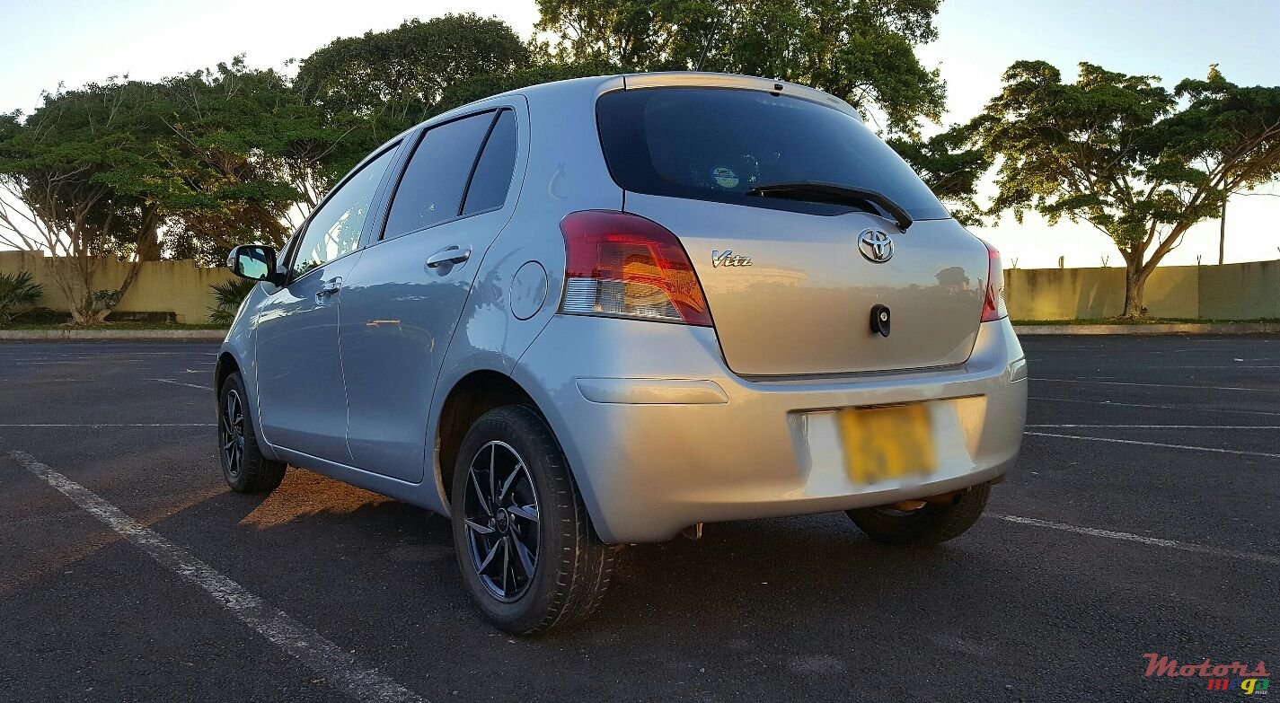 2008' Toyota Vitz photo #5