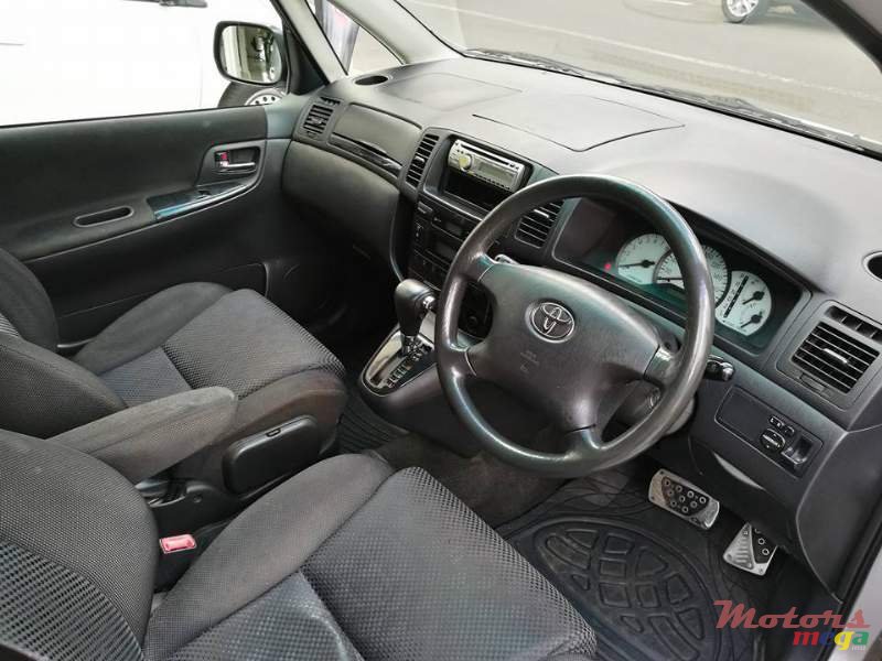 2002' Toyota Verso Spacio photo #5