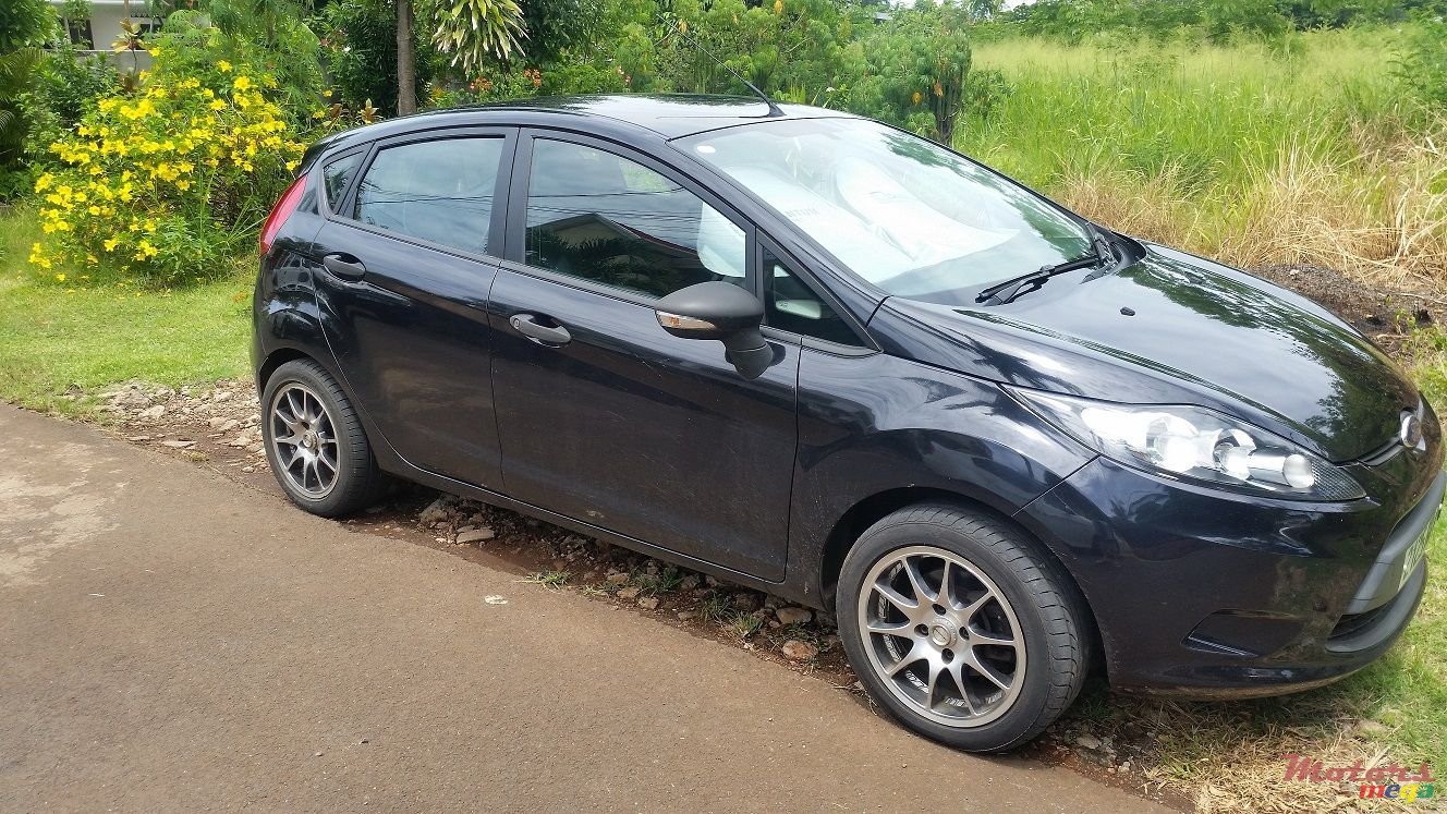 2012' Ford Fiesta photo #2