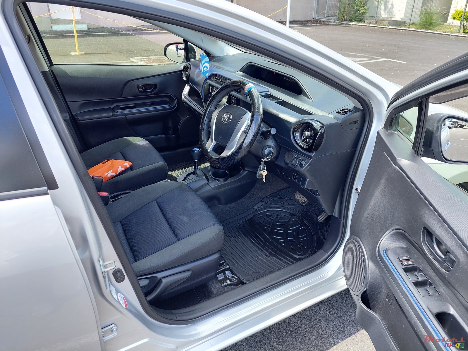 2016' Toyota Aqua photo #3