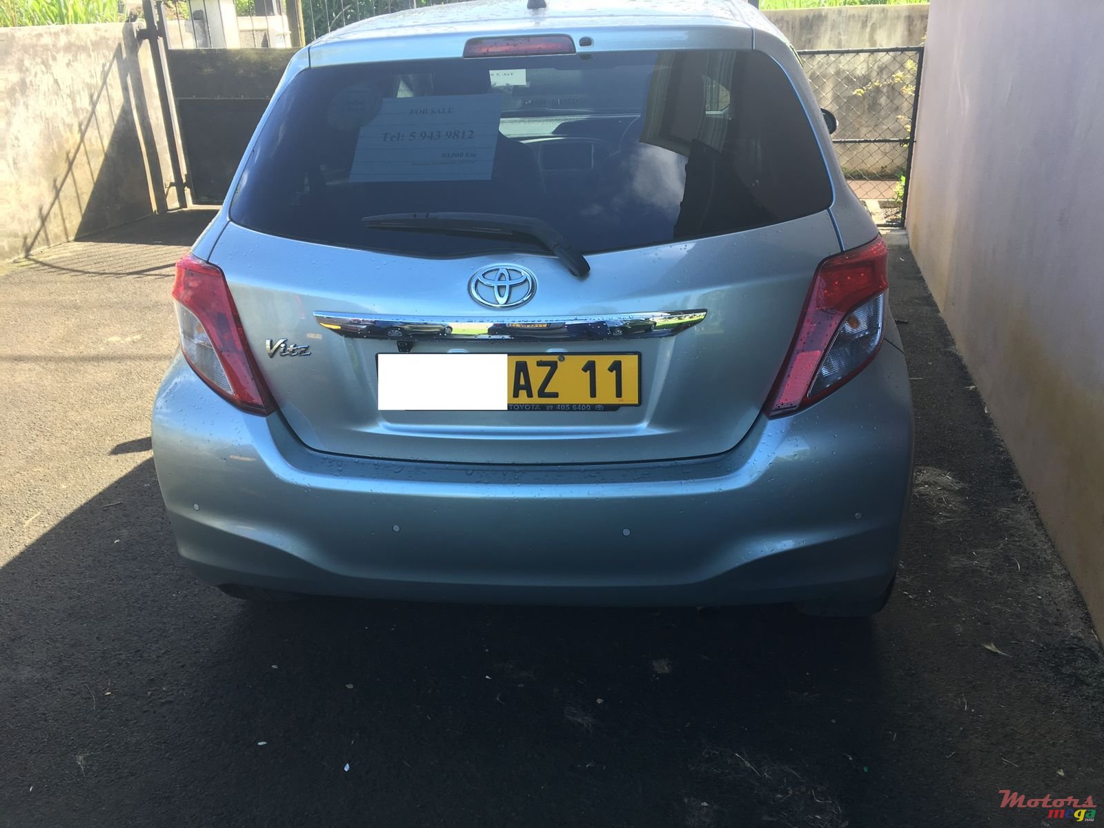 2011' Toyota Vitz photo #2