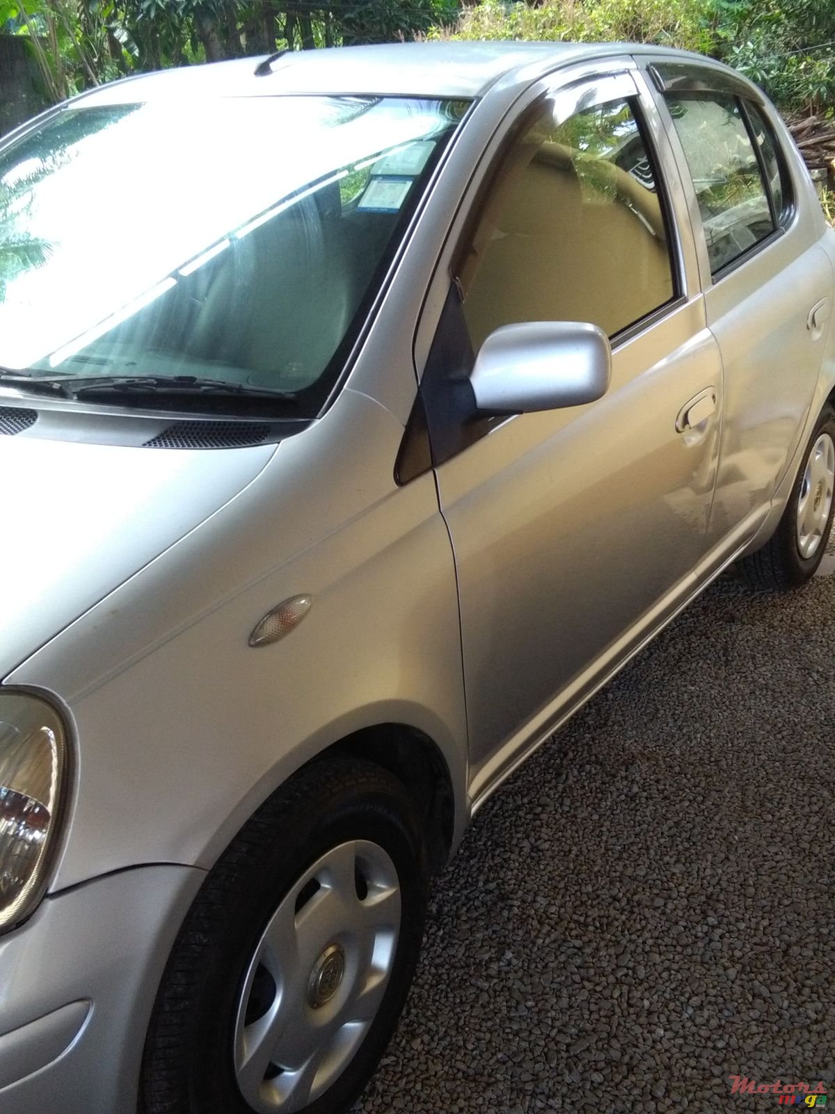 2002' Toyota Vitz photo #2