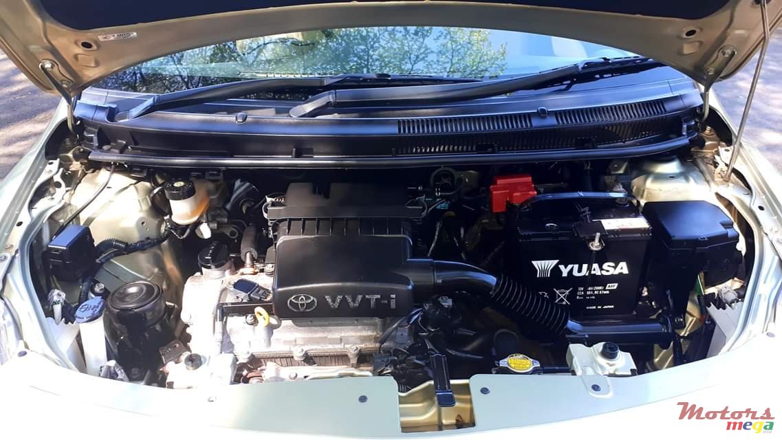 2006' Toyota Belta photo #7