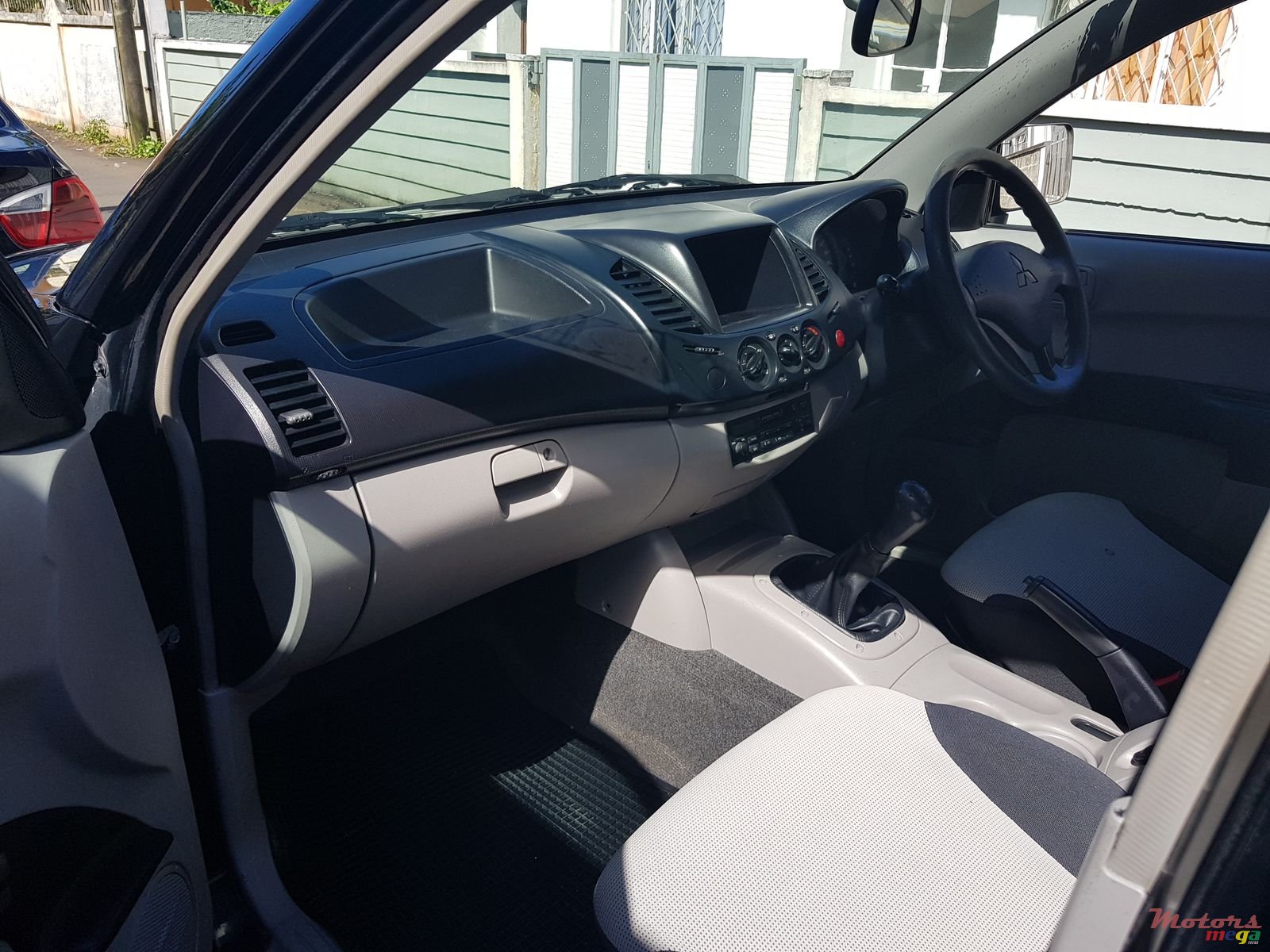 2012' Mitsubishi L200 photo #6