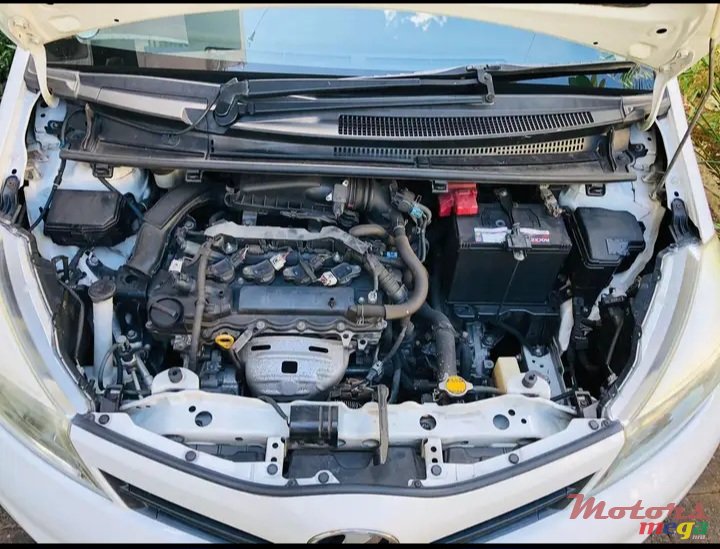 2012' Toyota Vitz photo #2