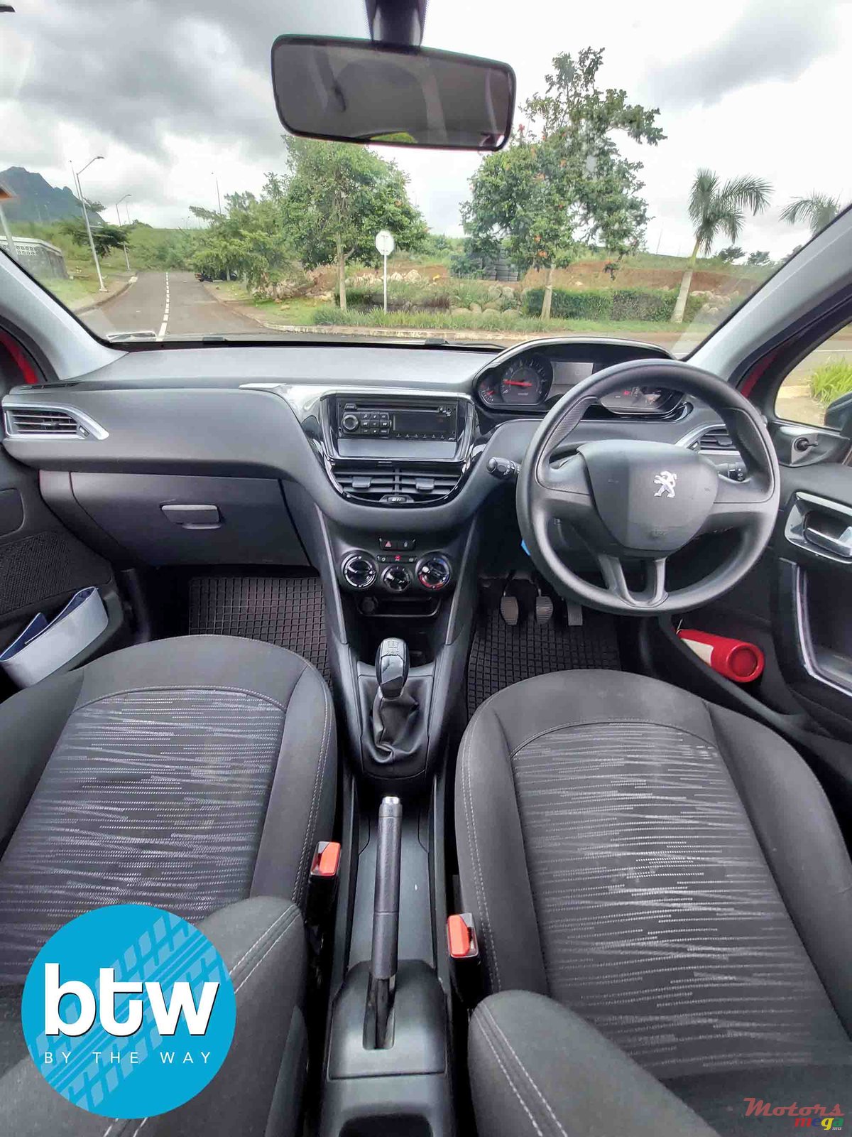 2013' Peugeot 208 photo #6