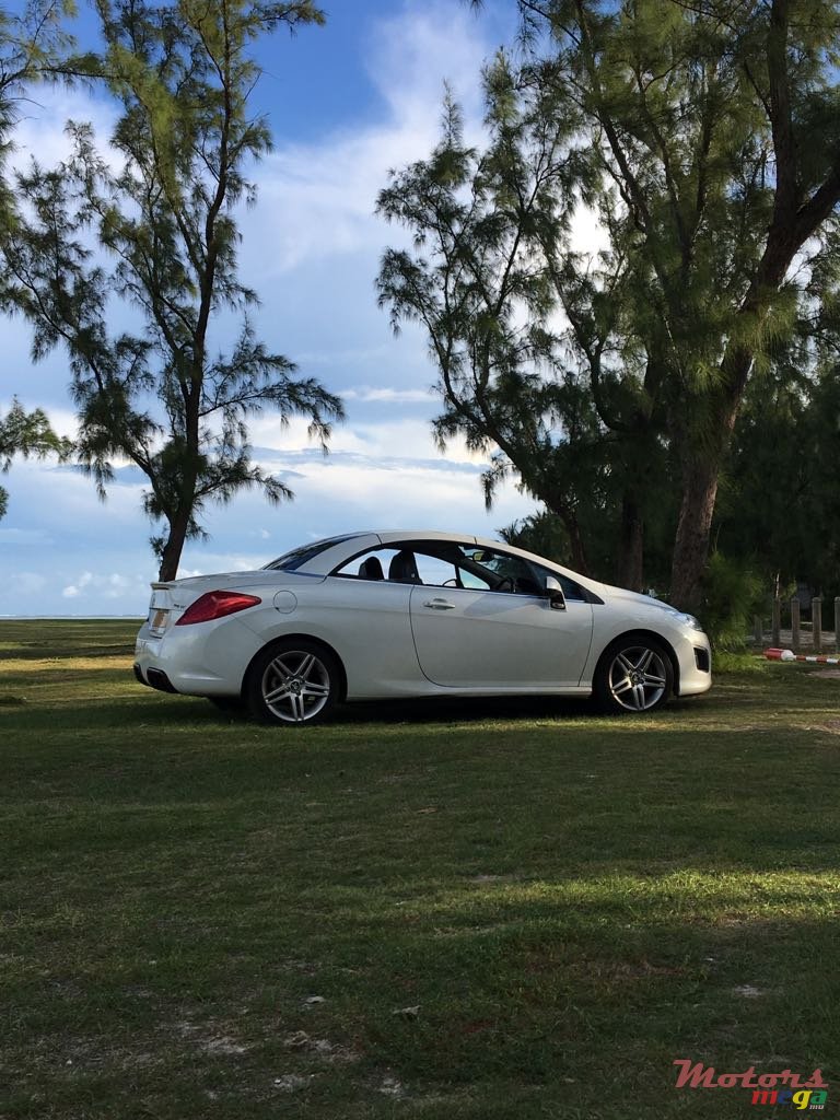 2011' Peugeot 308 Cabriolet photo #2