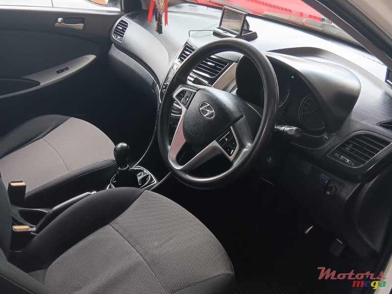 2014' Hyundai Accent photo #4