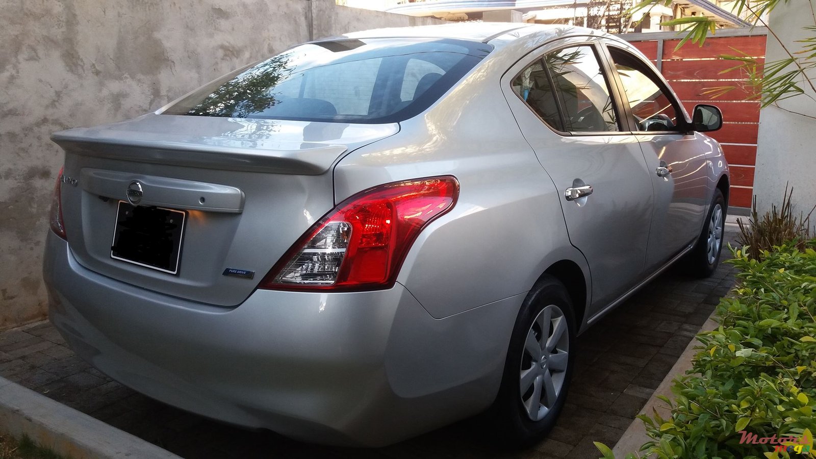 2012' Nissan photo #3