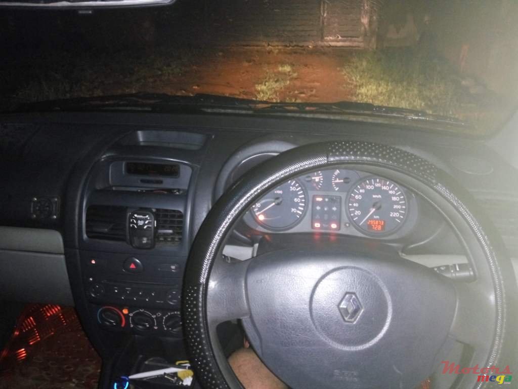 2002' Renault Clio PH2 photo #6