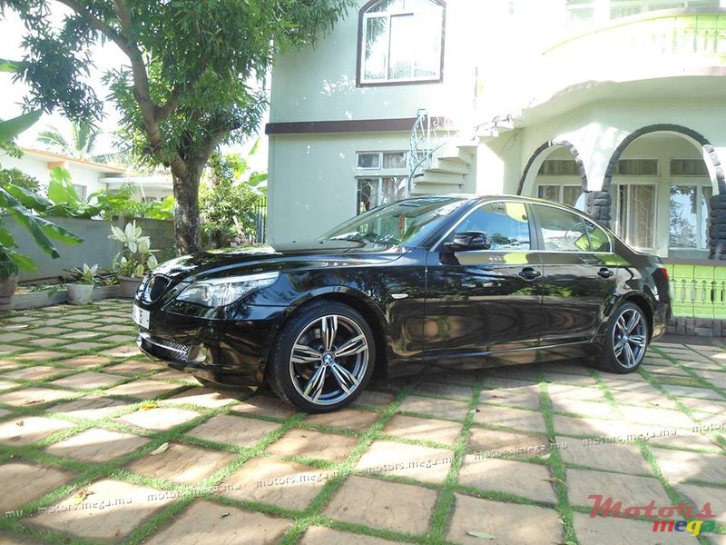 2008' BMW 5 Series 520i photo #1