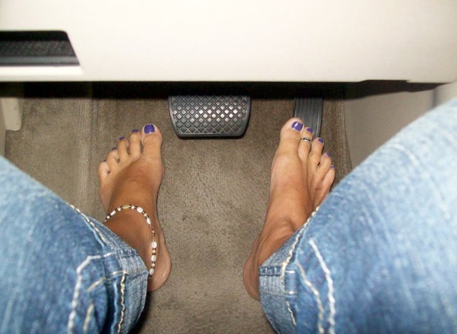 Is driving barefoot illegal in US?
