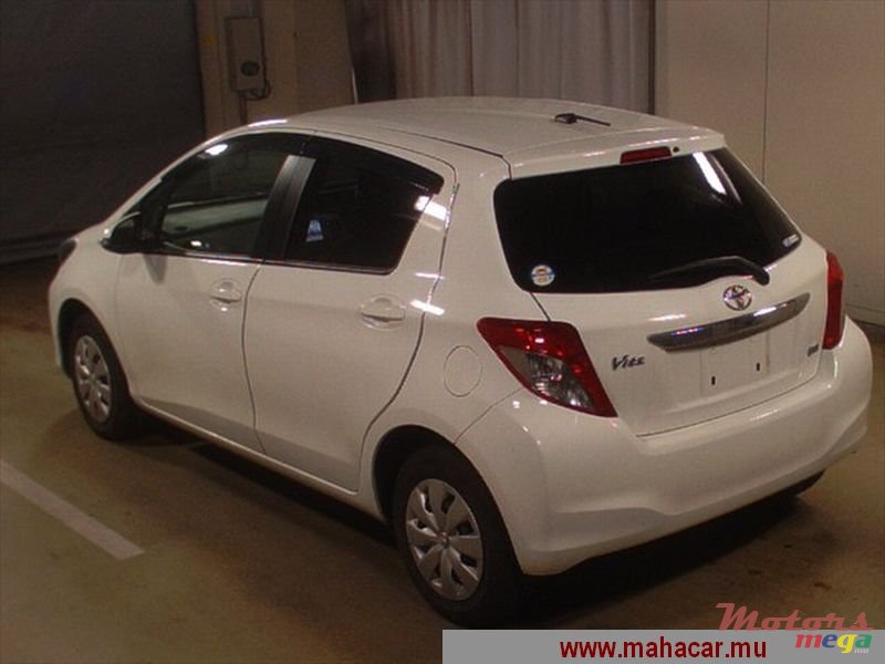 2011' Toyota Vitz F photo #1