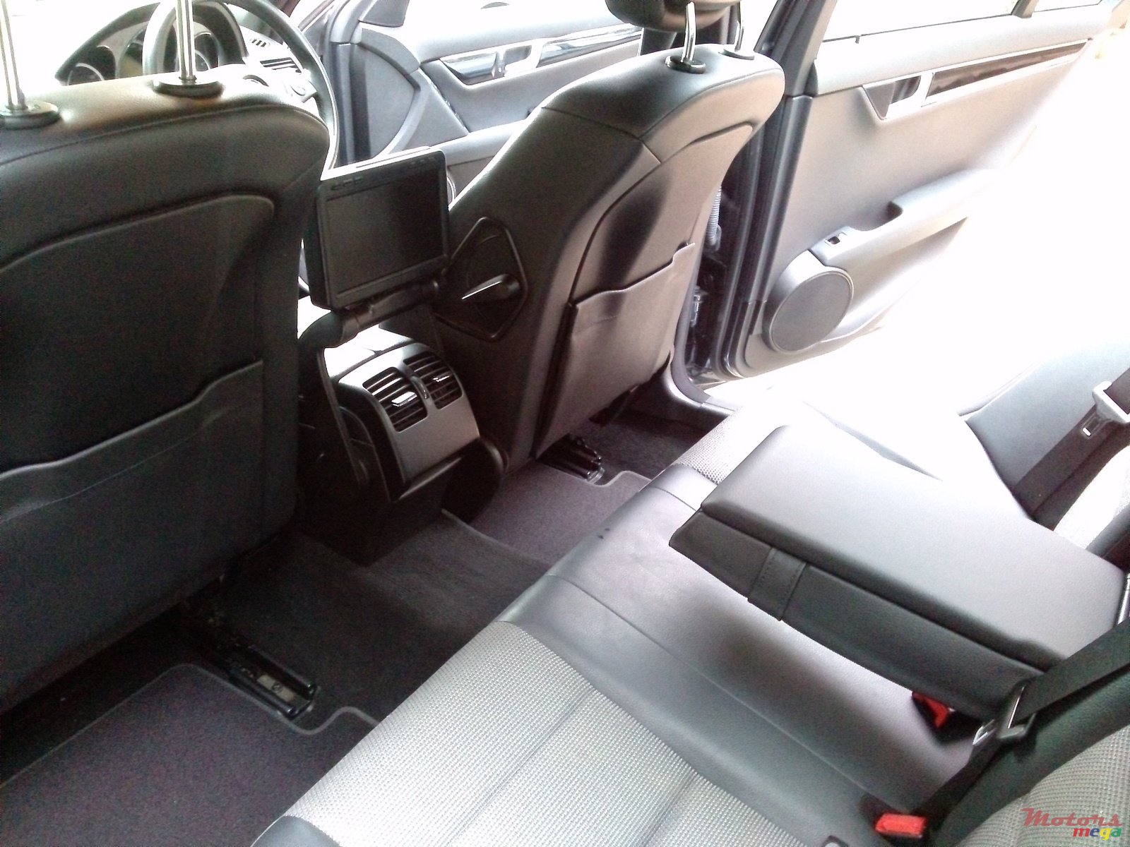 2011' Mercedes-Benz C-Class photo #6