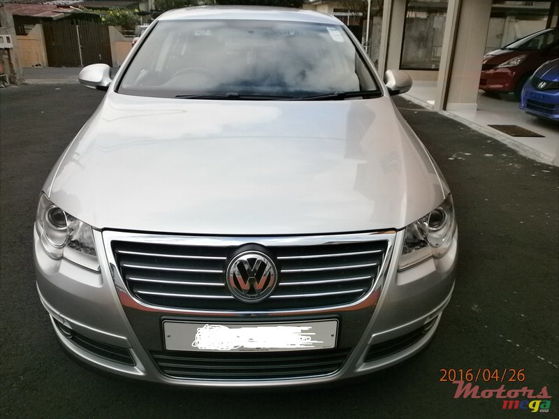 2011' Volkswagen Passat photo #1