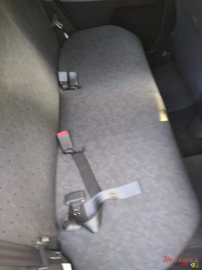 2009' Toyota Vitz photo #3