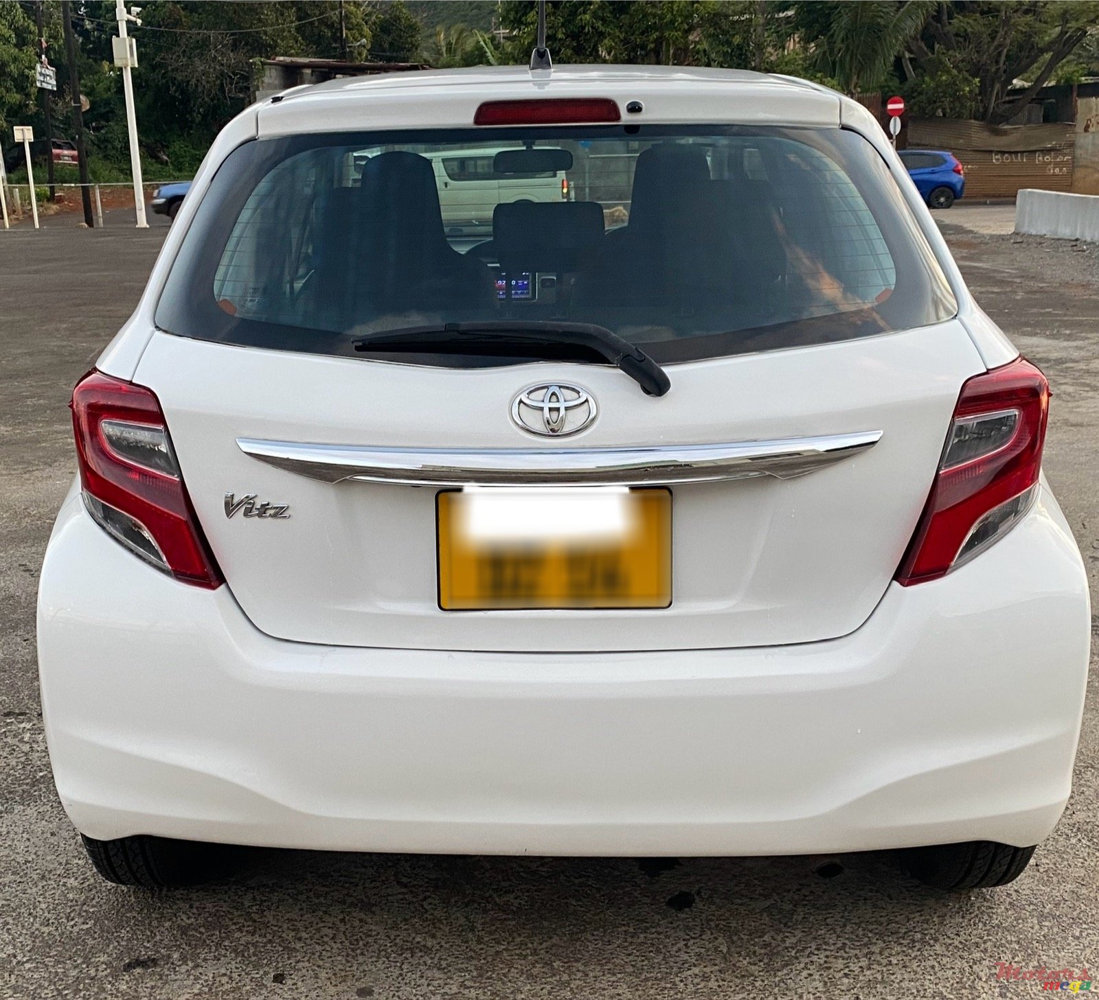 2014' Toyota Vitz photo #3