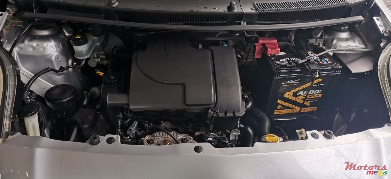 2010' Toyota Vitz photo #2