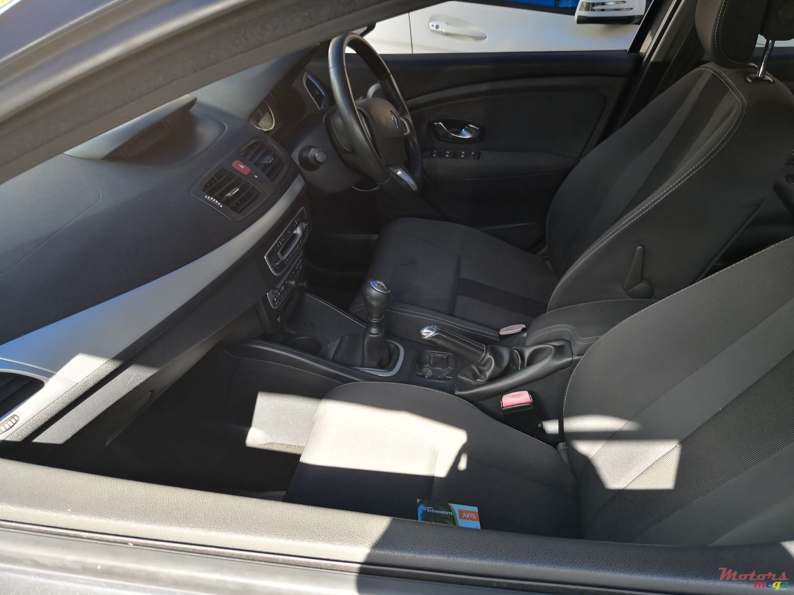 2011' Renault Megane photo #7