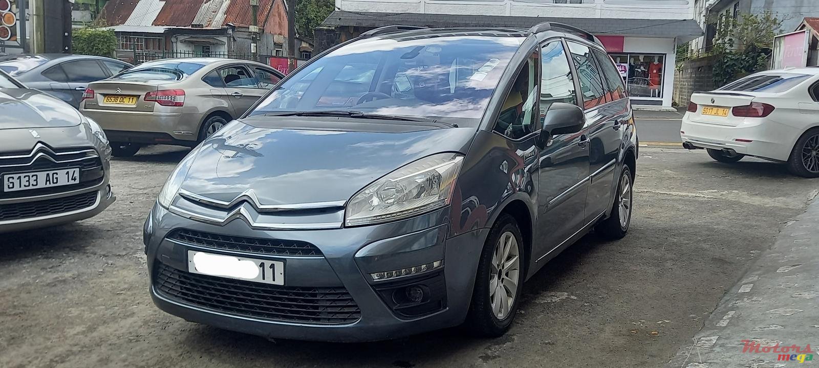 2011' Citroen C4 Picasso photo #2