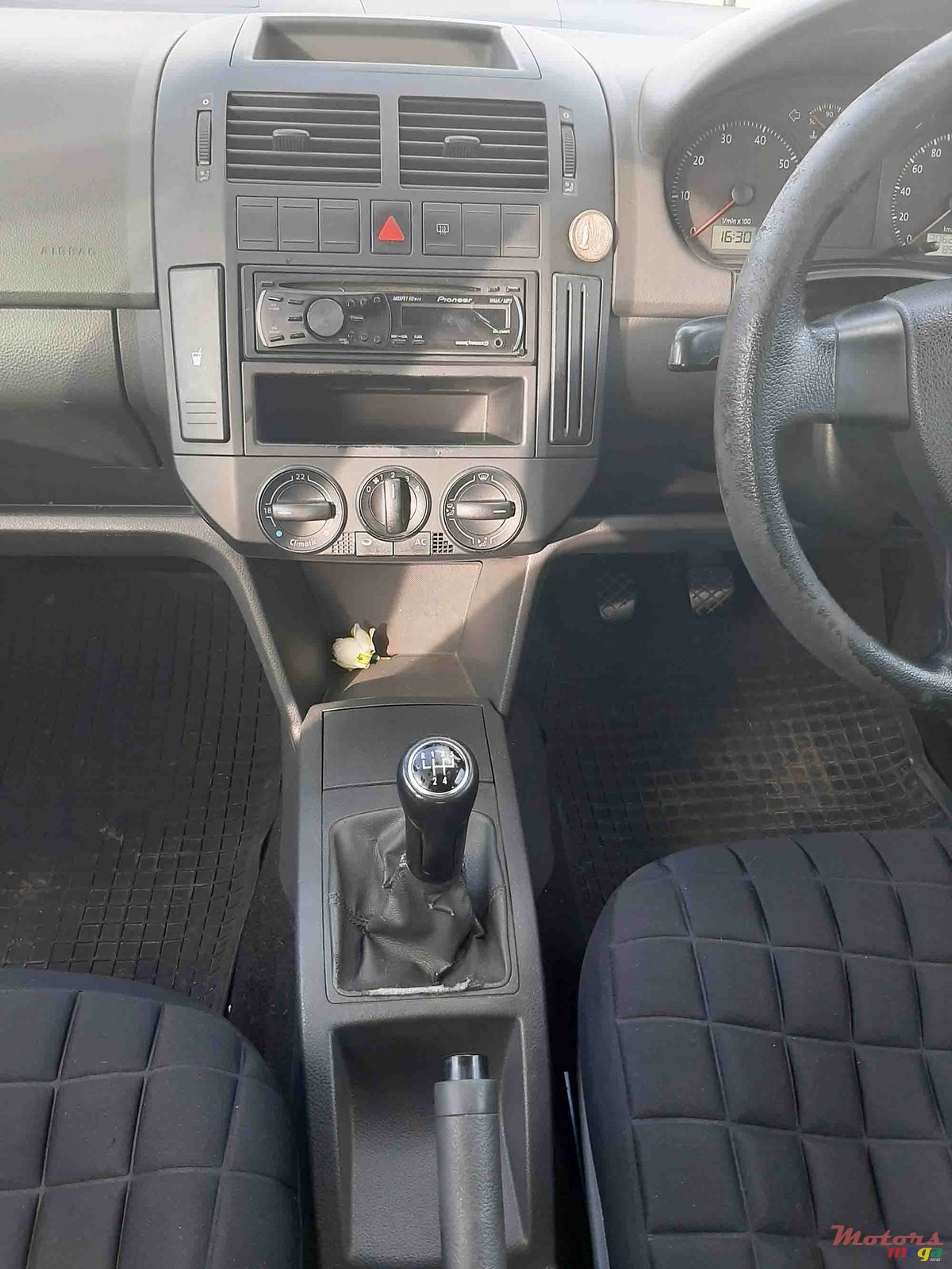 2010' Volkswagen Polo photo #5