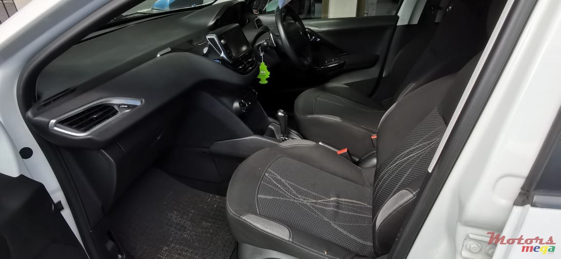 2013' Peugeot 208 photo #4