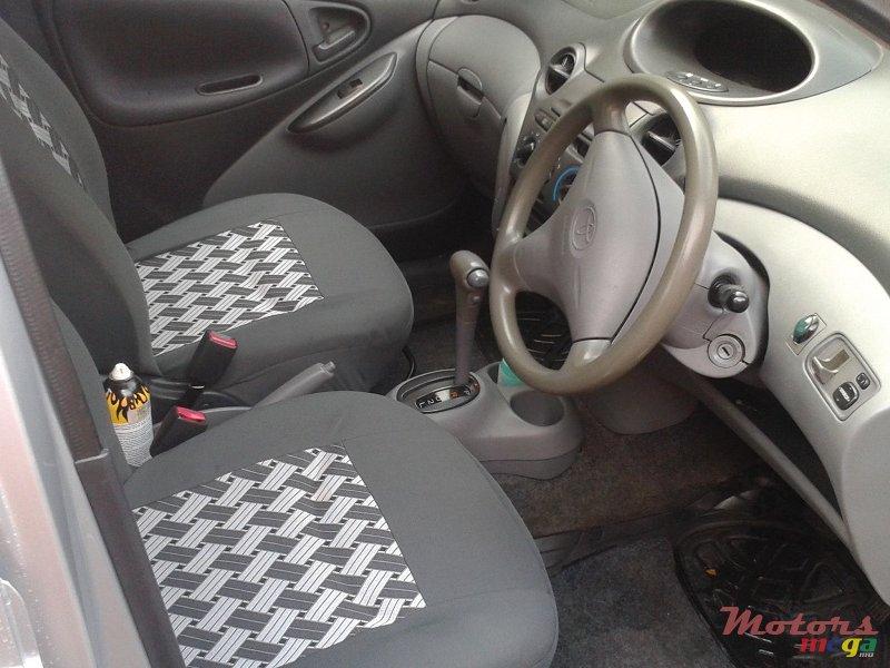 2001' Toyota Vitz photo #4