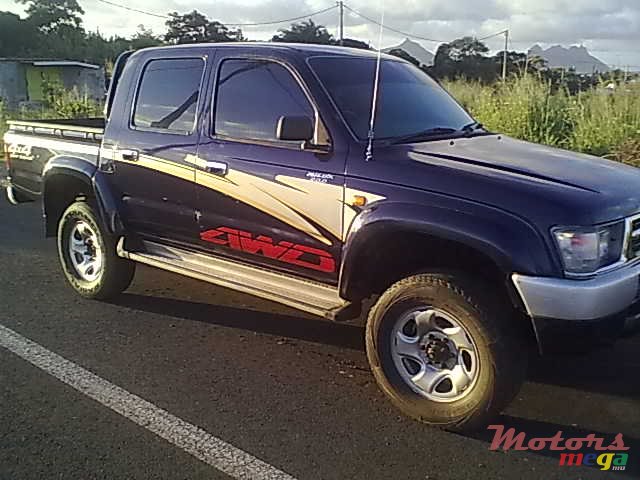 2001' Toyota HILUX 4X4 photo #1