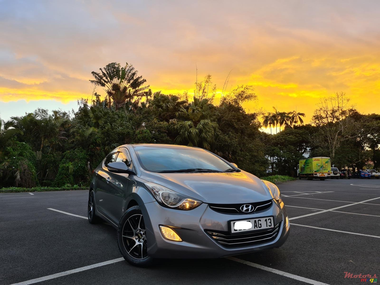 2013' Hyundai Elantra Automatic photo #1