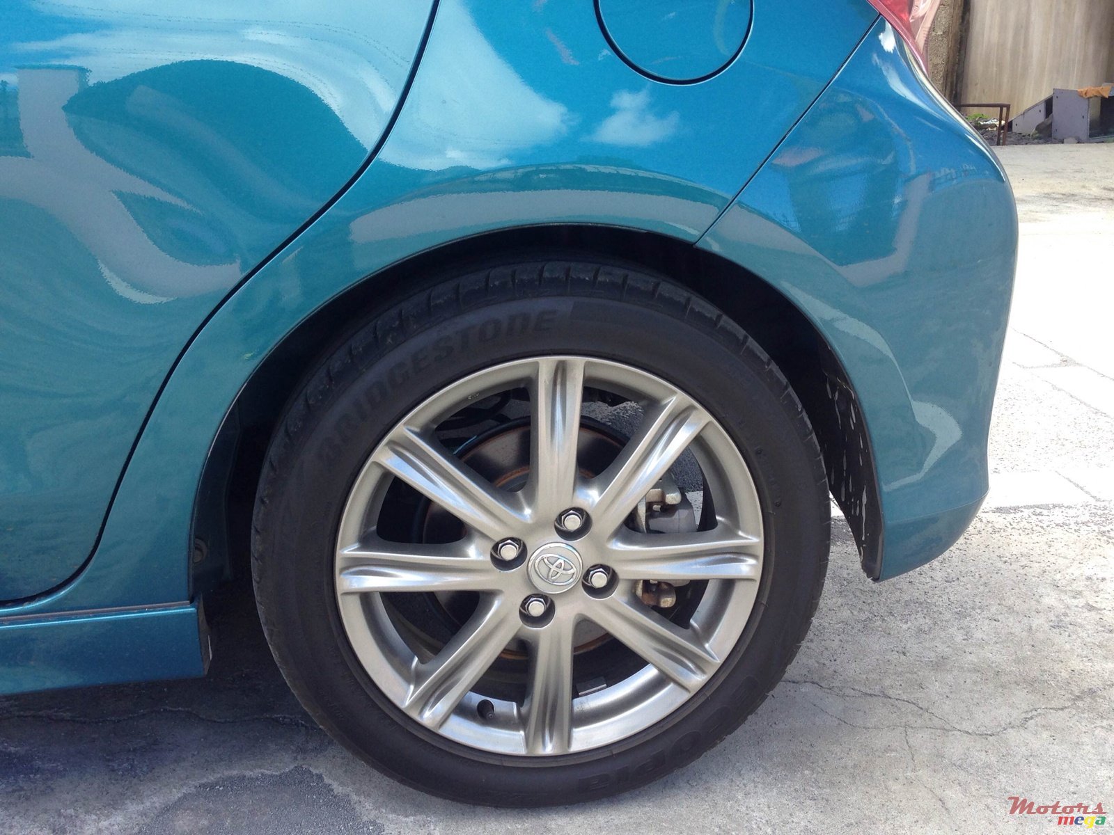 2011' Toyota Vitz photo #6